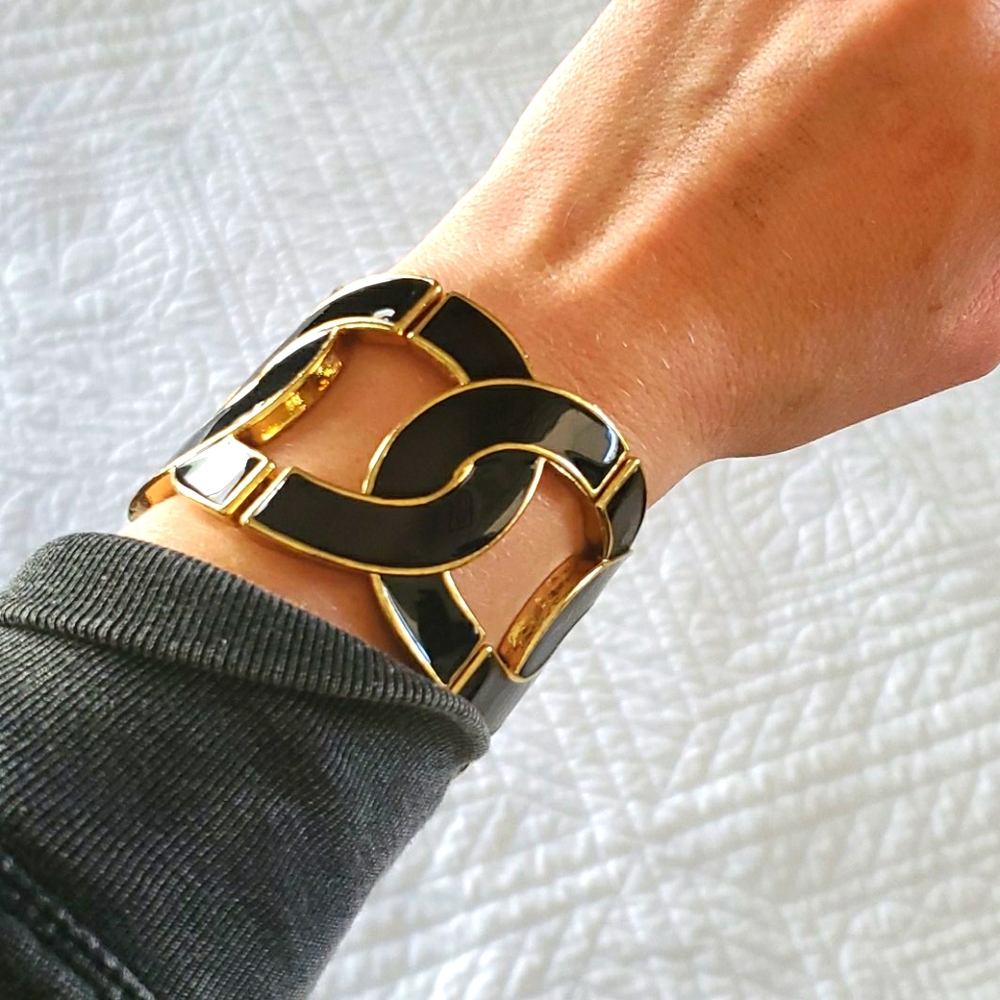 Black and gold elasticized bracelet
